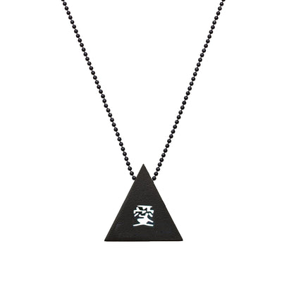 שרשרת חוט עם תליון משולש שחור ומילה ביפנית