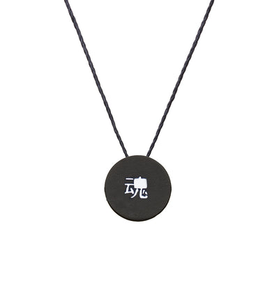 שרשרת חוט עם תליון עיגול שחור ומילה ביפנית