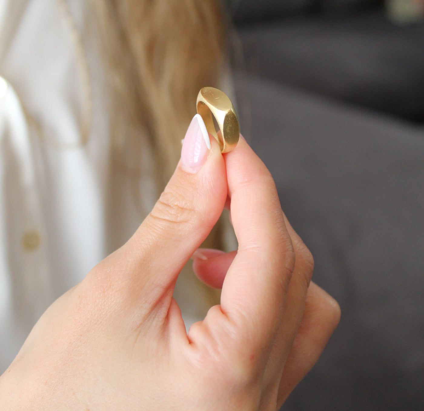 דוגמנית עם טבעת לזרת בצבע זהב
