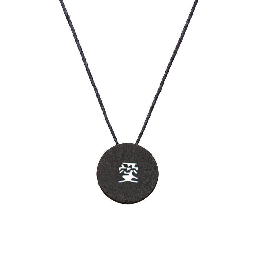 שרשרת חוט עם תליון עגול שחור ומילה ביפנית