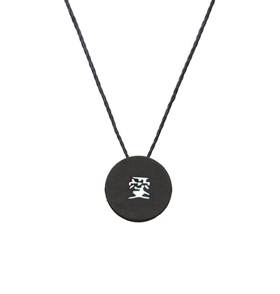 שרשרת חוט עם תליון עגול שחור ומילה ביפנית