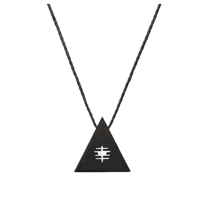שרשרת חוט עם תליון משולש שחור ומילה ביפנית