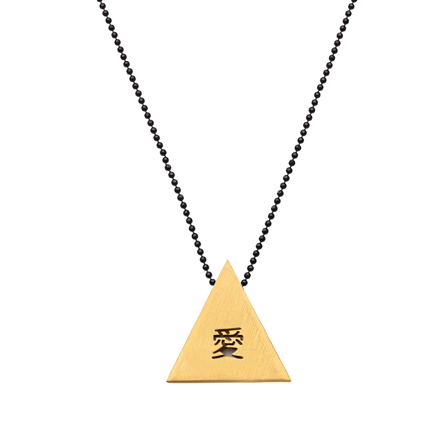 שרשרת עם תליון משולש זהב ומילה ביפנית
