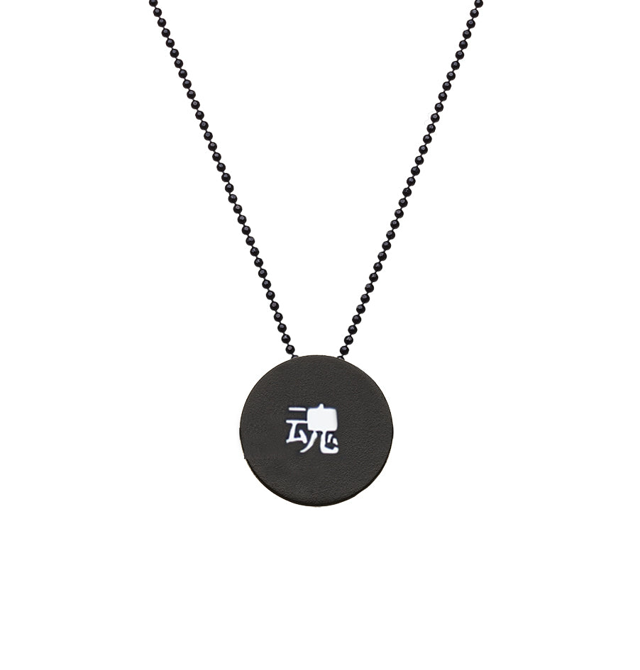 שרשרת עם תליון עיגול שחור ומילה ביפנית
