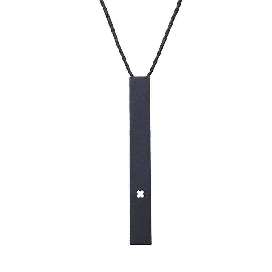 שרשרת חוט עם תליון מלבן בצבע שחור בחיתוך איקס
