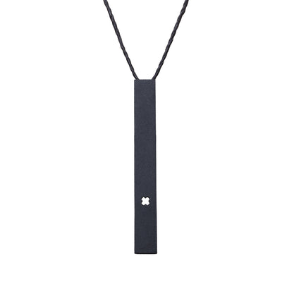 שרשרת חוט עם תליון מלבן בצבע שחור בחיתוך איקס
