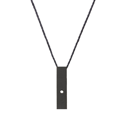 שרשרת חוט עם תליון מלבן בצבע שחור בחיתוך עיגול