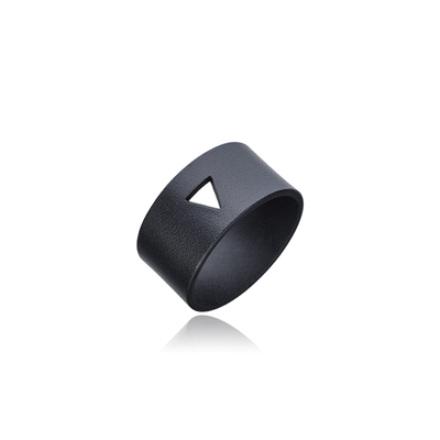 טבעת עם חיתוך משולש בצבע שחור